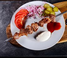 Шашлык из индейки на тарелке