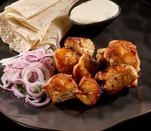 Шашлык из курицы на тарелке