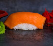 Нигири-суши с лососем