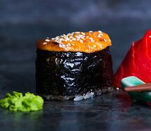 Запеченное суши с креветкой