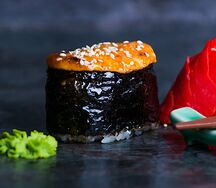 Запеченное суши с лососем