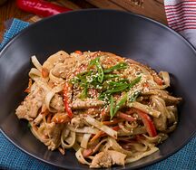 Вок с курицей и кунжутным соусом