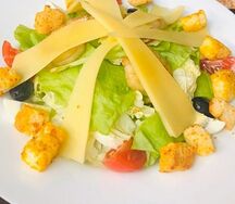 Салат Цезарь с курицей