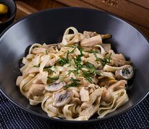 Вок с курицей, грибами и сливочным соусом