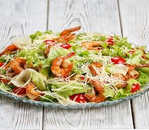 Салат Цезарь с креветками