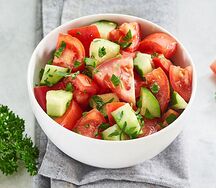 Салат из свежих помидоров и огурцов