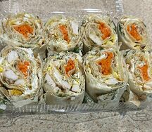Рулетики из лавашей с куриным мясом и морковкой по-корейски