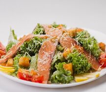 Салат Цезарь с семгой