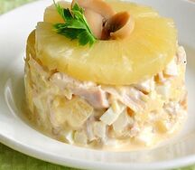 Салат с курицей и ананасом