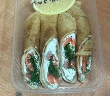 Рулетики из блинов с творожным сыром и сёмгой 