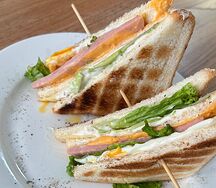 Сэндвич с ветчиной и яйцом по-домашнему