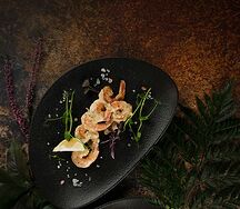 Обжаренные тигровые креветки в сливочно-чесночном соусе