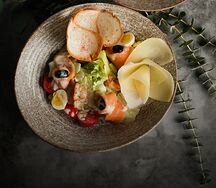 Салат Цезарь с морепродуктами