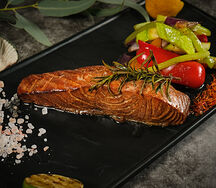 Подкопченный лосось с овощами