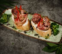 Брускетты с беконом