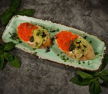 Брускетты с красной икрой