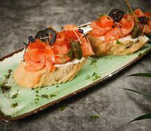 Брускетты с семгой