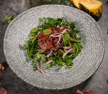 Салат с теплой говядиной