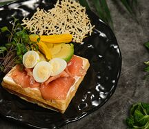 Лосось на бельгийской вафле