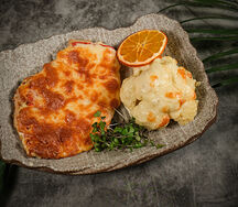 Куриная грудка под сыром с цветной капустой