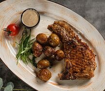 Свиная корейка с мини-картофелем