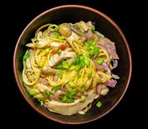 Вок грибы и бекон в сливочном соусе