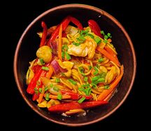 Вок креветка и курица под-тай