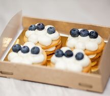 Пирожное Миндальное сабле с ягодой