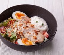 Цезарь с курицей и муссом из пармезана