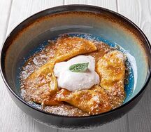 Равиоли с томленой говядиной в соусе сливочный демигляс