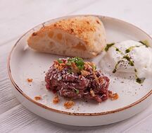 Тартар из говядины с муссом из пармезана