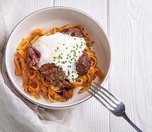 Паста с томлеными щечками и муссом из пармезана