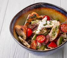 Греческий салат с сицилийскими оливками и артишоками