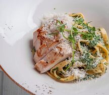 Паста со шпинатом и куриным филе на кокосовом молоке