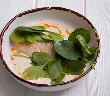 Филе трески со шпинатом в сливочно-лимонном соусе