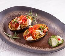 Копченый лосось на угольном картофеле со сливочным сыром