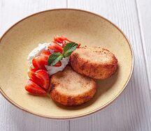 Сырники с ягодами и сметанным кремом