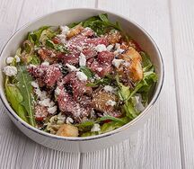 Салат с ростбифом, хрустящим баклажаном и козьим сыром