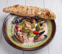 Запеченные морепродукты с овощами