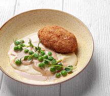 Куриная котлетка с картофельным пюре и зеленым горошком