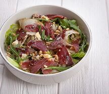 Салат с грушей и пармской ветчиной