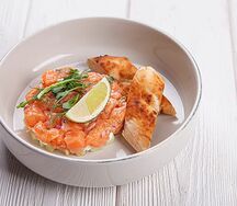 Тартар из лосося с сыром страчателла