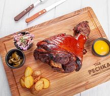 Рулька свиная на темном пиве с пивной глазурью