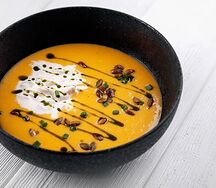 Суп тыквенный на кокосовом молоке со страчателлой и креветками