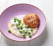 Лососевая котлетка с картофельным пюре и зеленым горошком