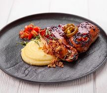 Половина цыпленка с картофельным пюре на пармезане