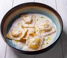 Равиоли с креветками и страчателлой в кокосово-лаймовом соусе