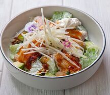 Салат с копченым угрем и авокадо