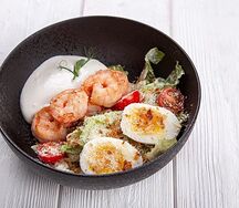 Цезарь с креветками и муссом из пармезана