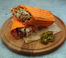 Шаурма армянская в сырном лаваше с халапеньо